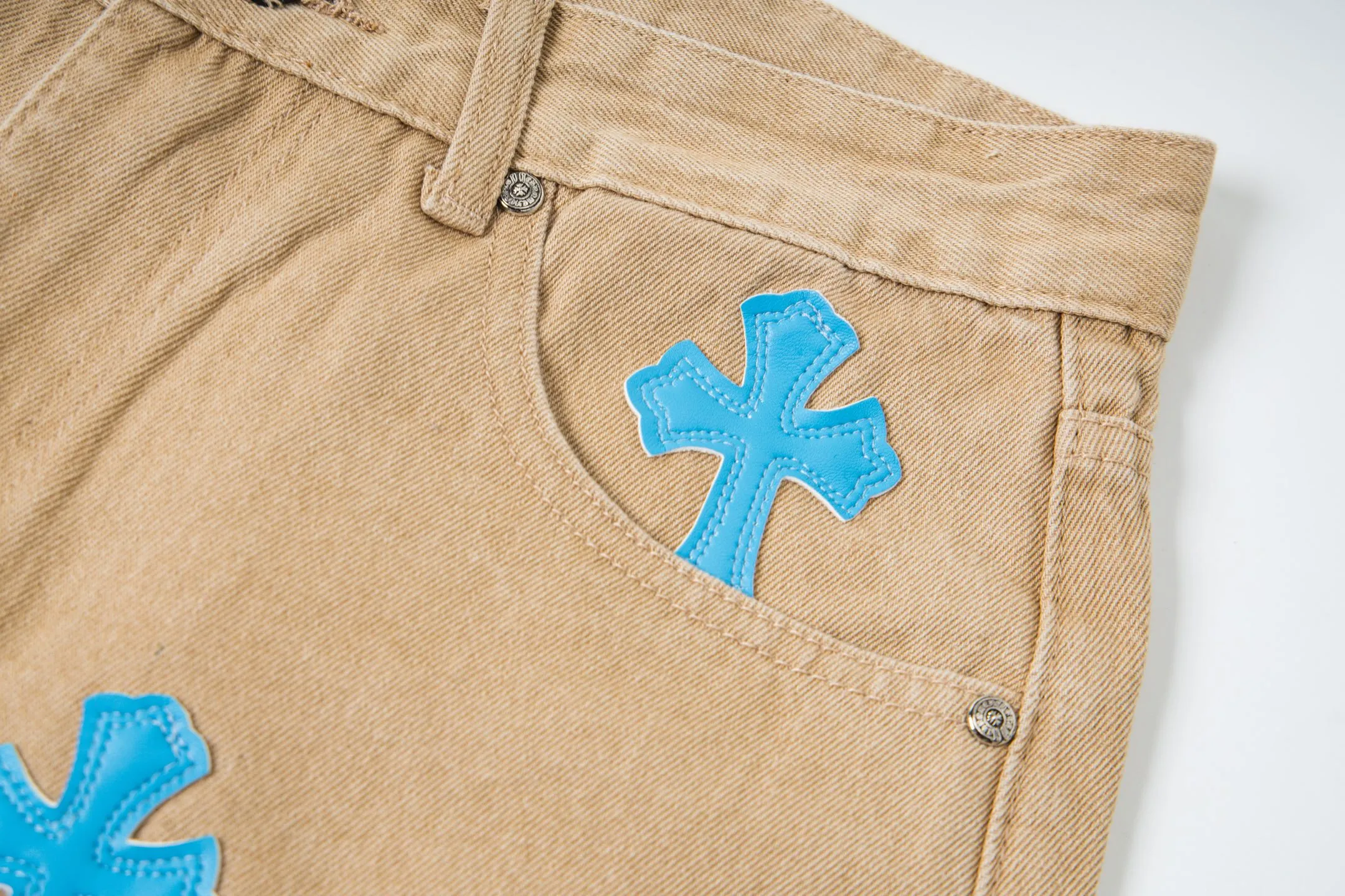 P240 Chrome Hearts 2025 New Light Blue Cross Leather Label Couple Washed Jeans This season’s hot item is sought after by countless celebrities and fashionistas. The neat details of the cutting process add color to the playful fashion! The neat and meticulous design, and the well-fitting structure is unique. The upper body not only has outstanding recognition, but also looks younger and younger. A style with the ultimate wearing meaning and performance, gorgeous color matching, and the craftsmanship of this style is also extremely extraordinary. After the finished product is washed, it is disassembled and hand-made with sheepskin cross leather and then spliced ​​together to complete. The whole piece has too many craftsmanship to describe. It is decorated with patchwork cross flowers and high-waisted washed jeans! ! Absolutely high-end luxury product, a god-level single product, a super popular product, made with top heavy industry, a magic weapon that cannot be missed. Style number: 1867# Size: 28 30 32 34 Color: khaki blue